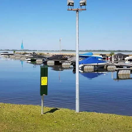 Vakantiechalet Aan Het Veluwemeer Op Bad Hoophuizen *